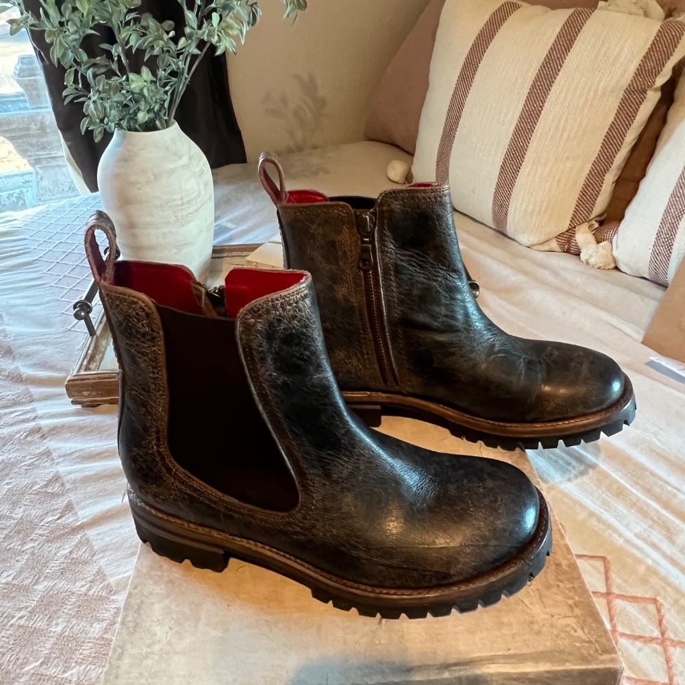 Like New BED STU Kiefra Trek Chunky Chelsea Boot in Black Lux Size 9